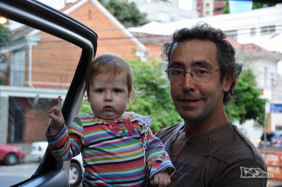 Com a Olivia, filha da Ale e do Foguinho, nossos anfitriões em Porto Alegre, no Rio Grande do Sul